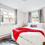 Newly Renovated 2-3 Bed Flat In Fulham By The Thames
