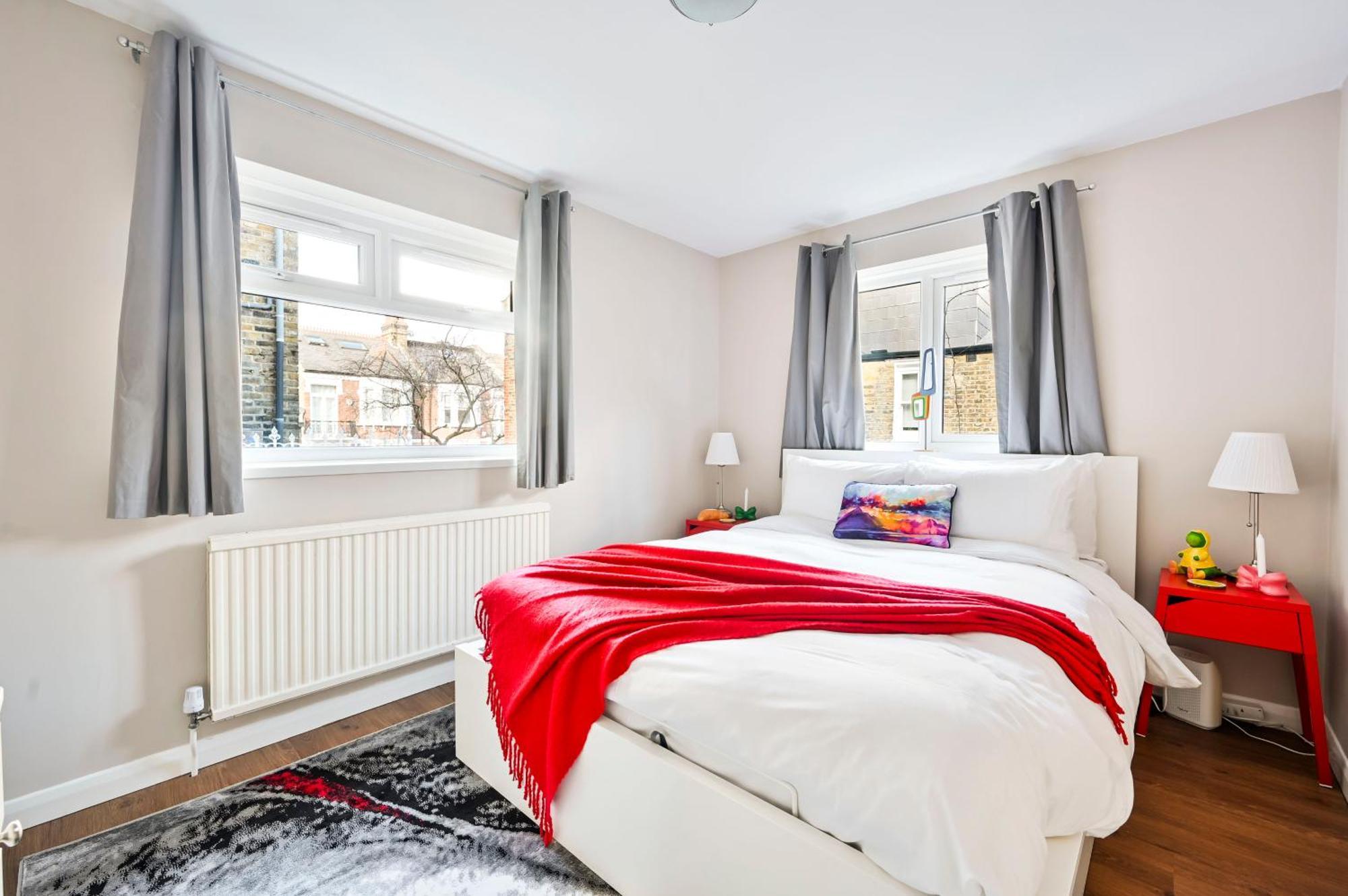Newly Renovated 2-3 Bed Flat In Fulham By The Thames